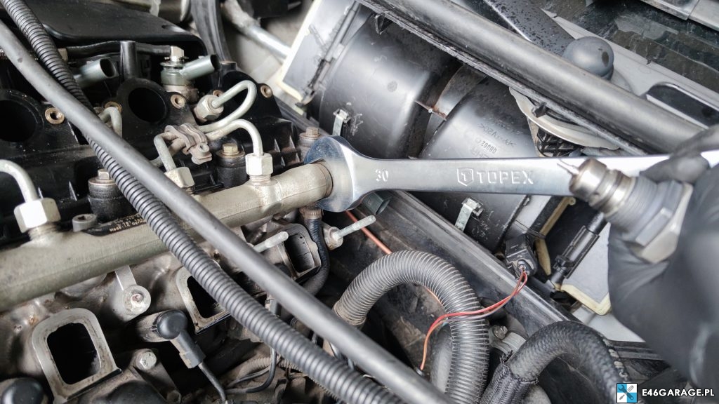 BMW E46 wymiana czujnika ciśnienia paliwa i regulatora paliwa